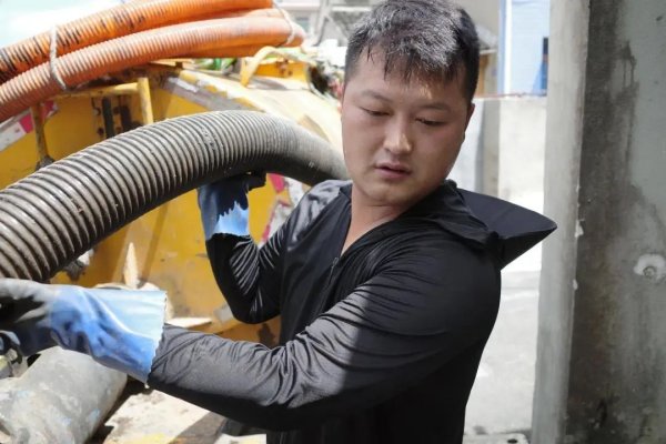 配资网在线登录 白天开粪车，晚上开奔驰！95后“掏二代”的一句话，让网友破防了